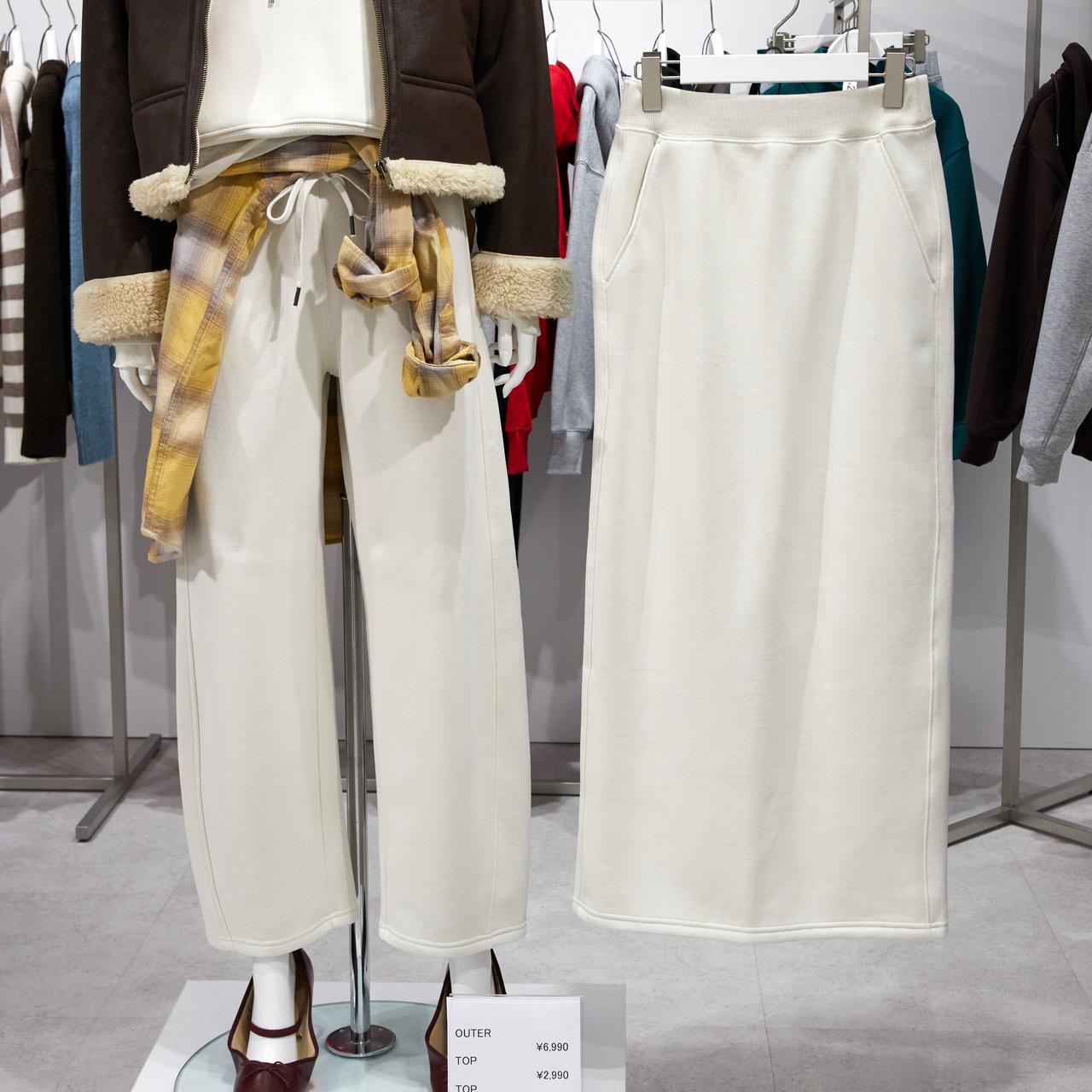 画像: （左）ヘビーウェイトスウェットバレルレッグパンツ　￥2,990（右）ヘビーウェイトスウェットナロースカート　￥2,490（いずれも税込）