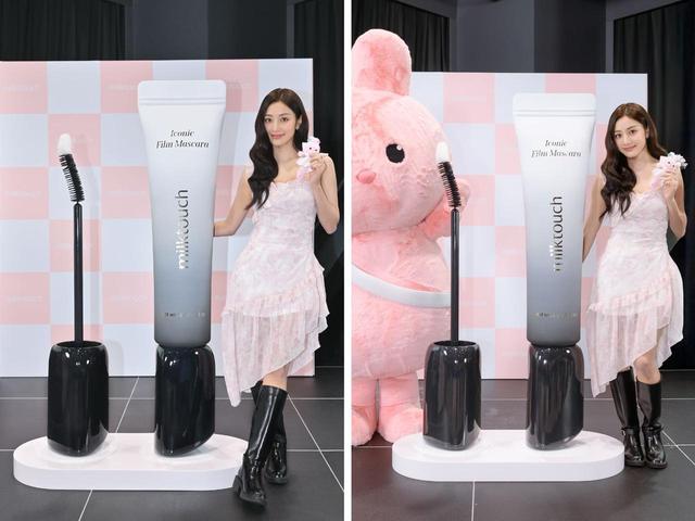 画像: 巨大な「アイコニックフィルムマスカラ」とジヒョ。 出典：ミルク タッチ