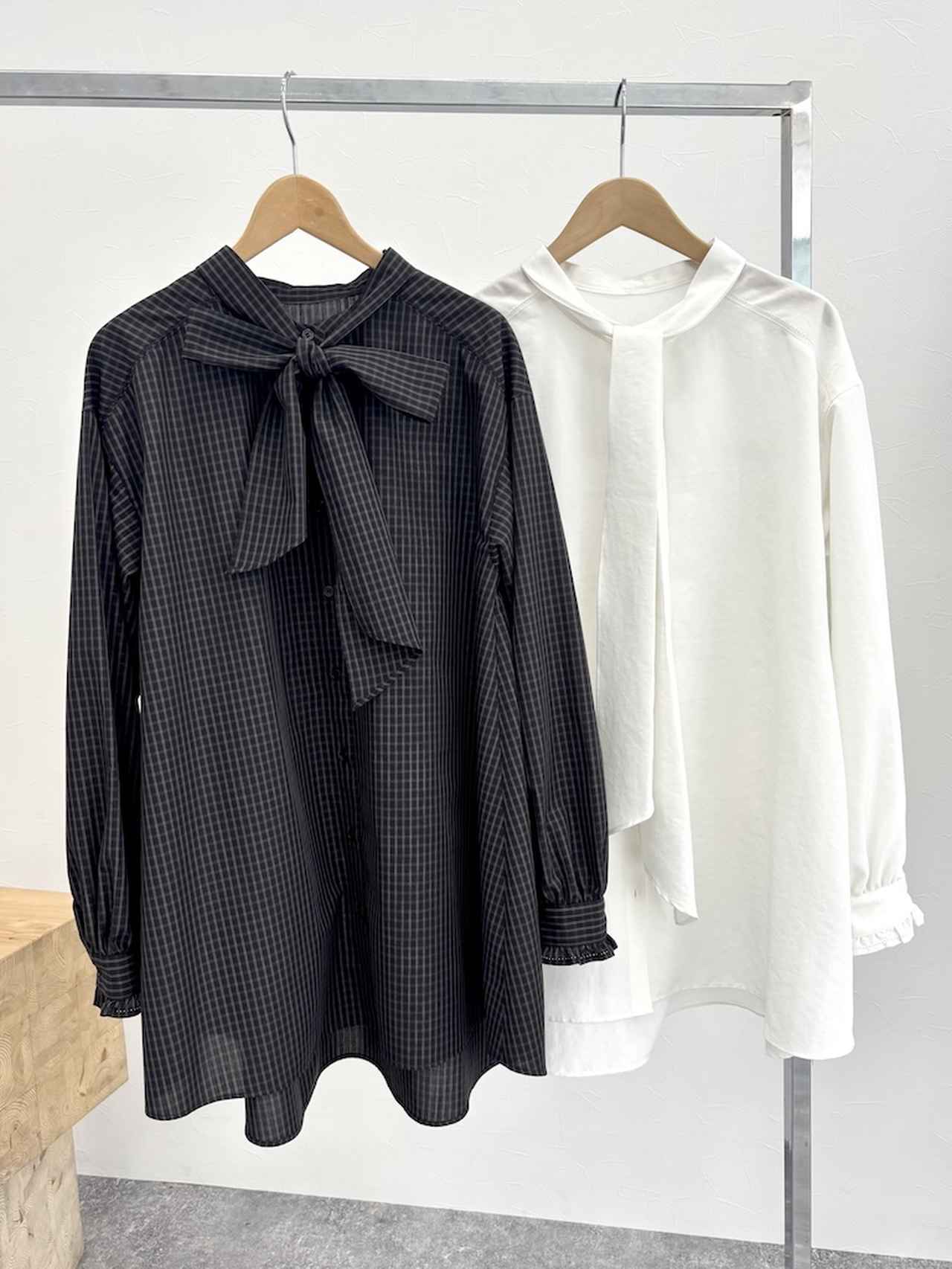 画像: MATINEE LINE/2WAYリボンタイブラウス/583850<一部店舗限定販売>(ブラックチェック / オフ)各¥4,990(ともにグローバルワーク) 出典:グローバルワーク
