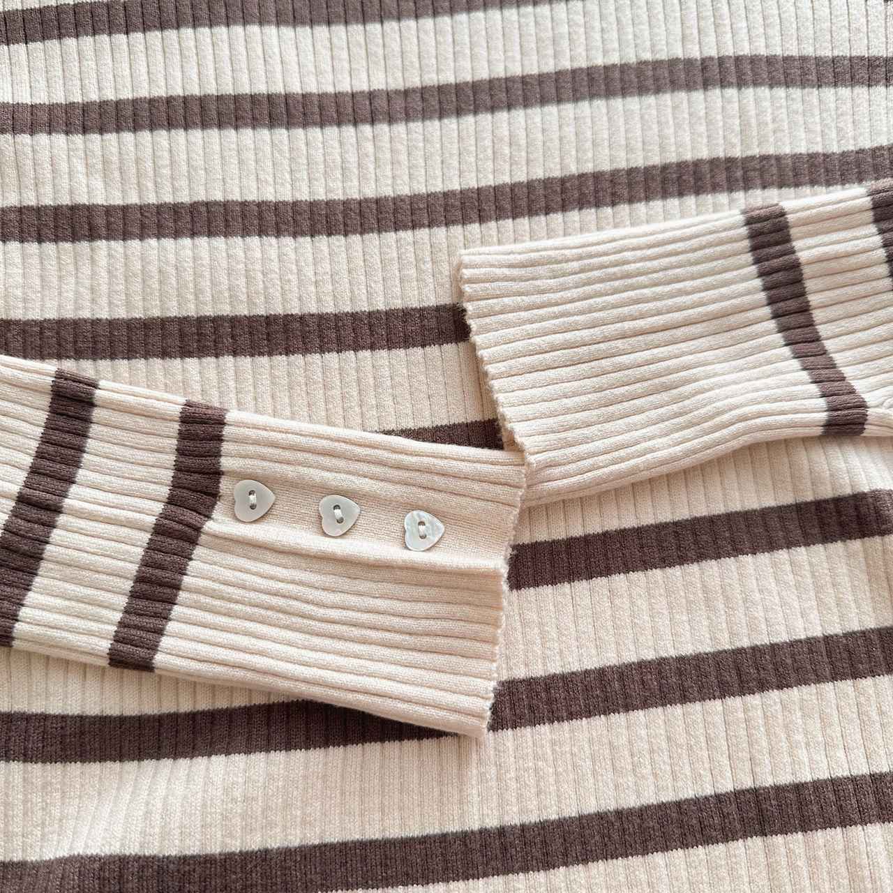 画像: 袖口のハートボタンがさりげないアクセント