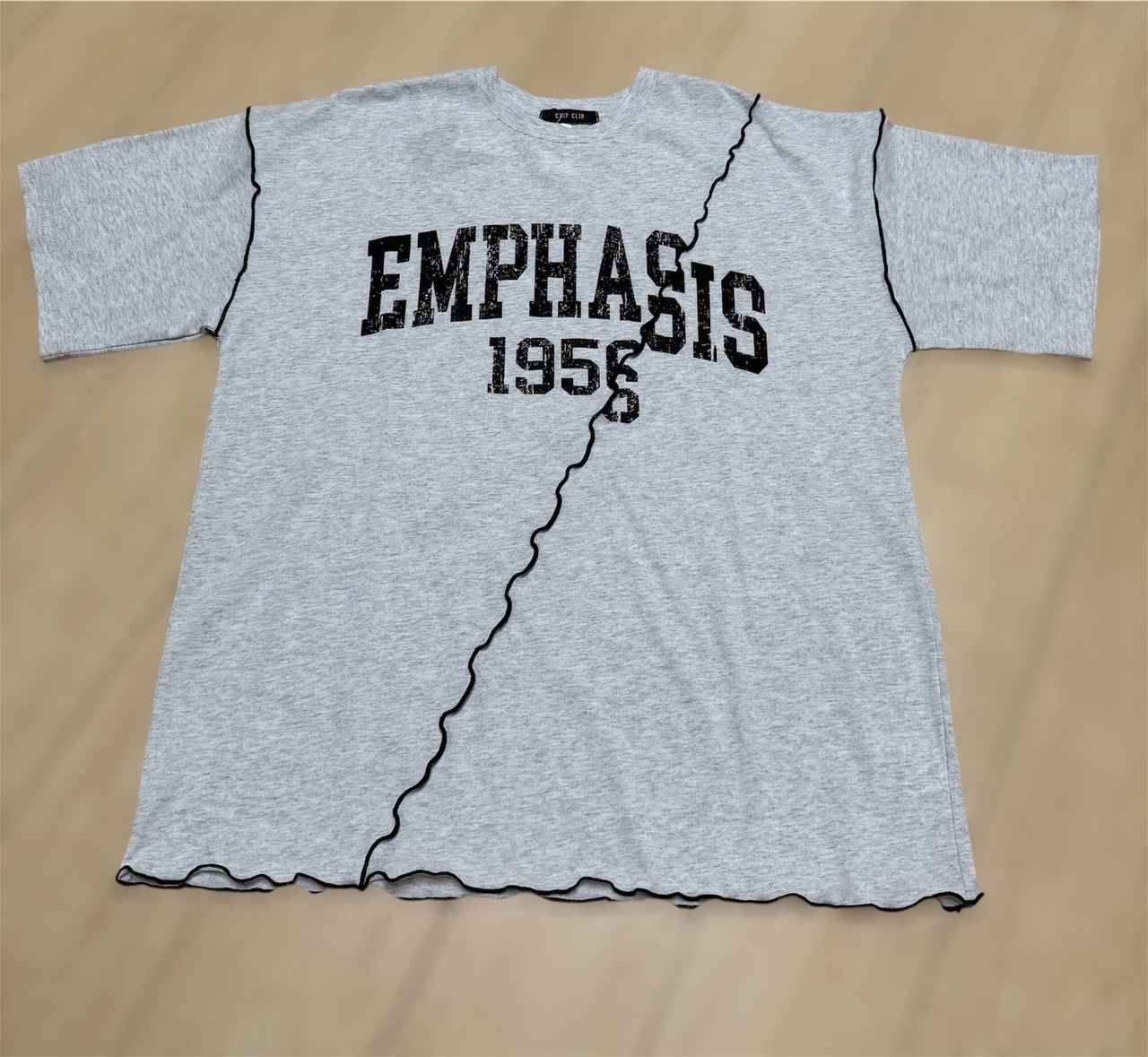 画像: ちょっと変わったTシャツ!?