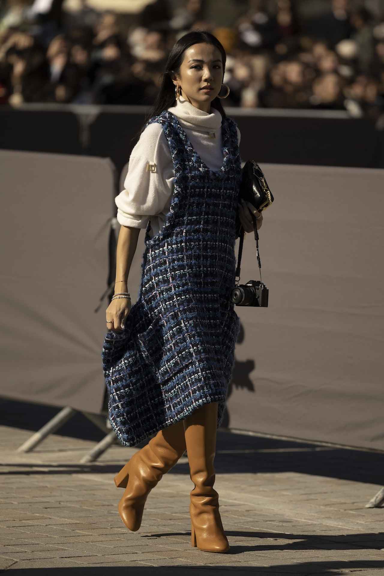 画像: タートルニットと重ね着して立体感アップ