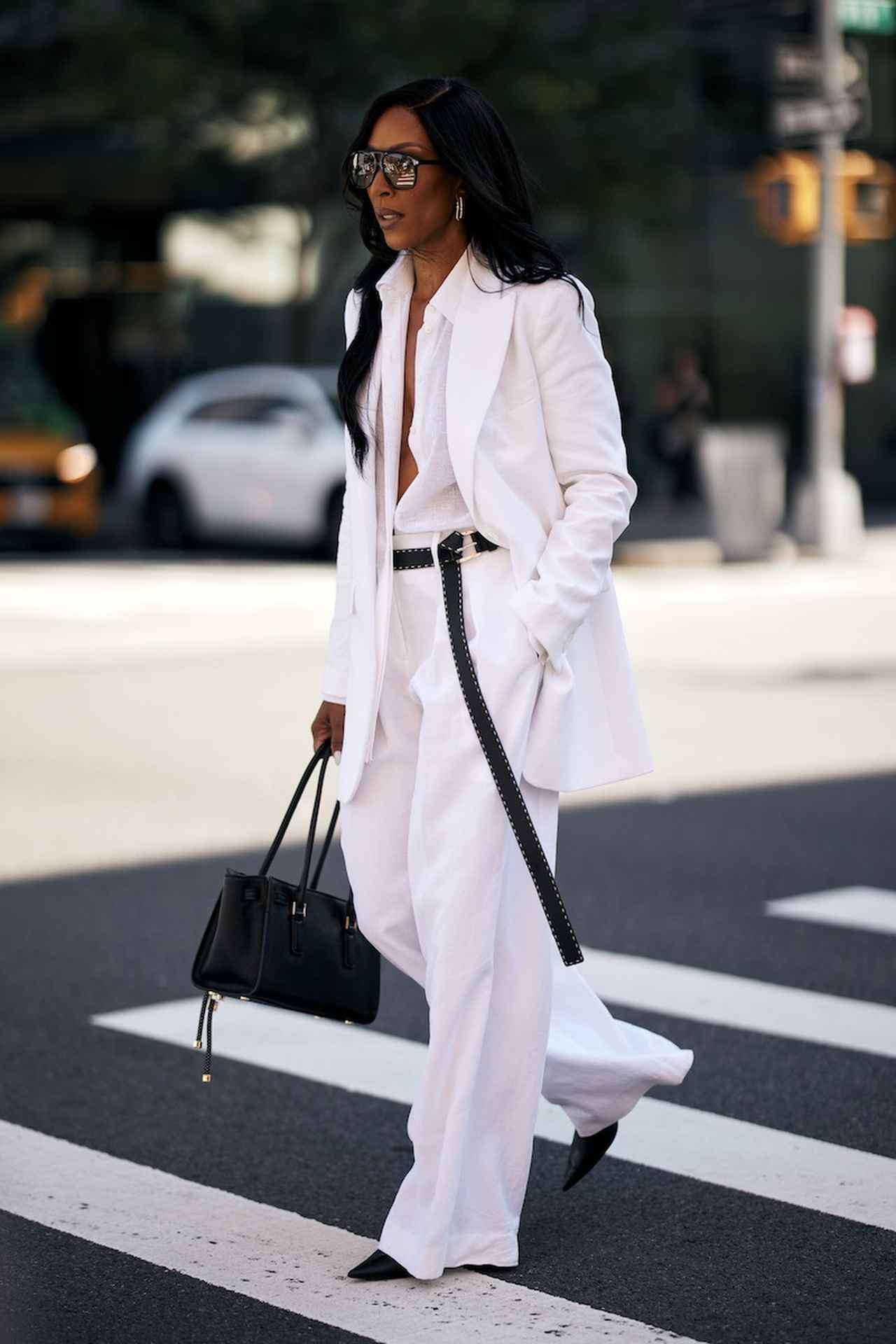 画像: ロングベルトを垂らし縦長効果をプラス