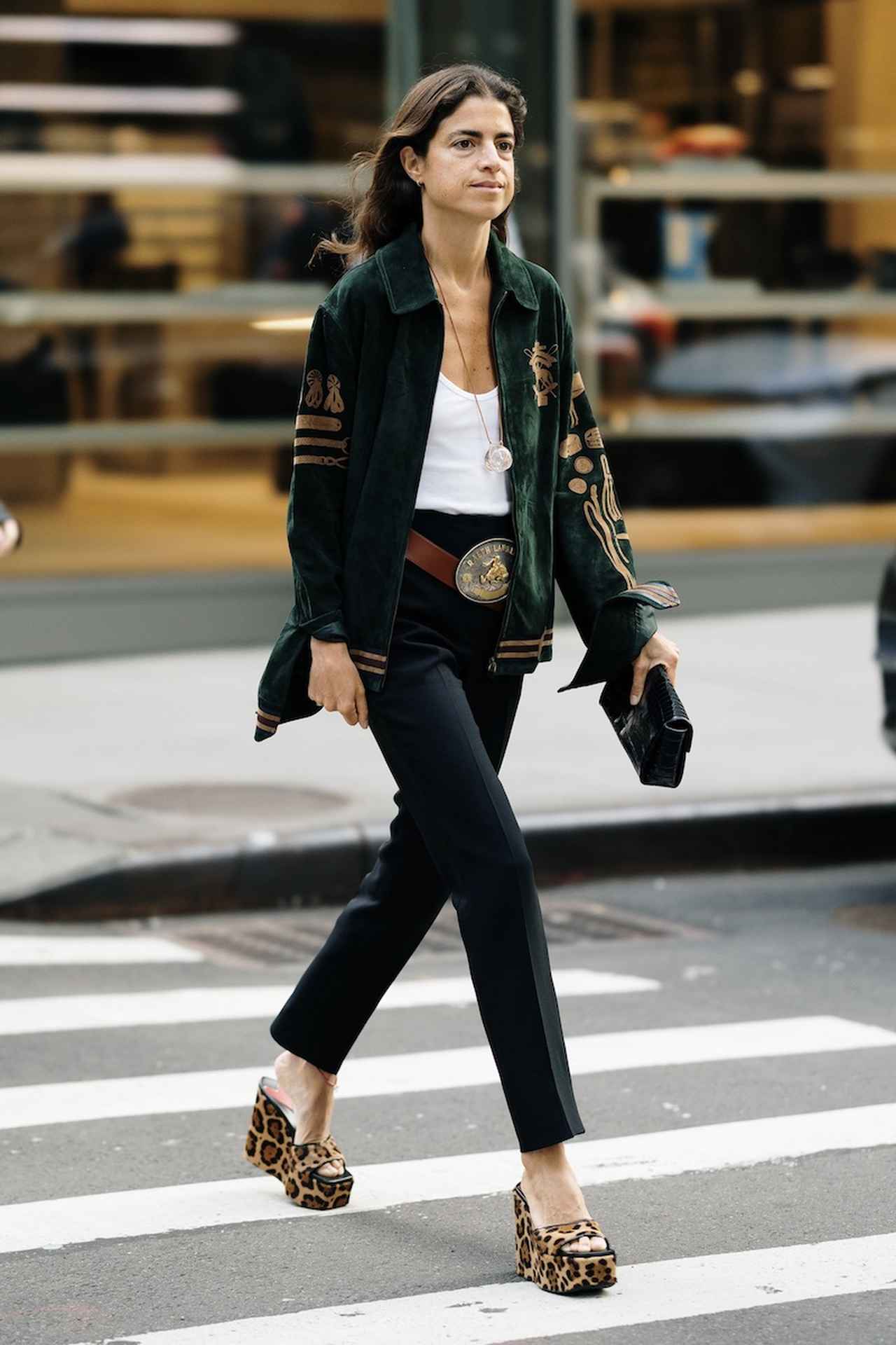 画像: まるでチャンピオンベルトのような小物が主役!