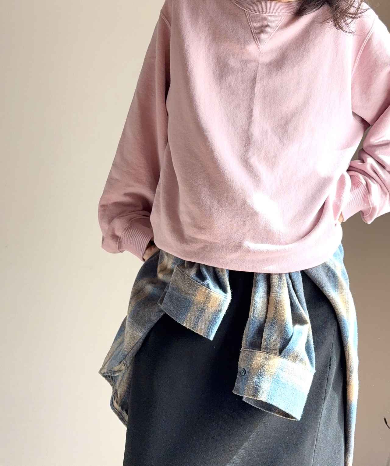 画像: チェックシャツを腰に巻いてアクセントに