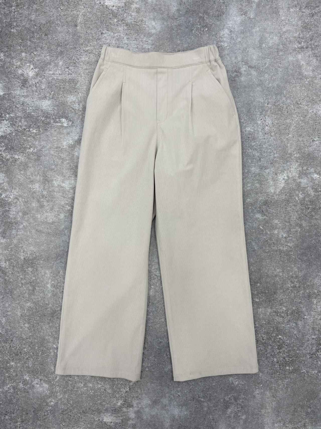 画像: イージーケアコーデュロイストレートパンツ/575183(グレージュ)¥5,990(グローバルワーク) 出典:グローバルワーク