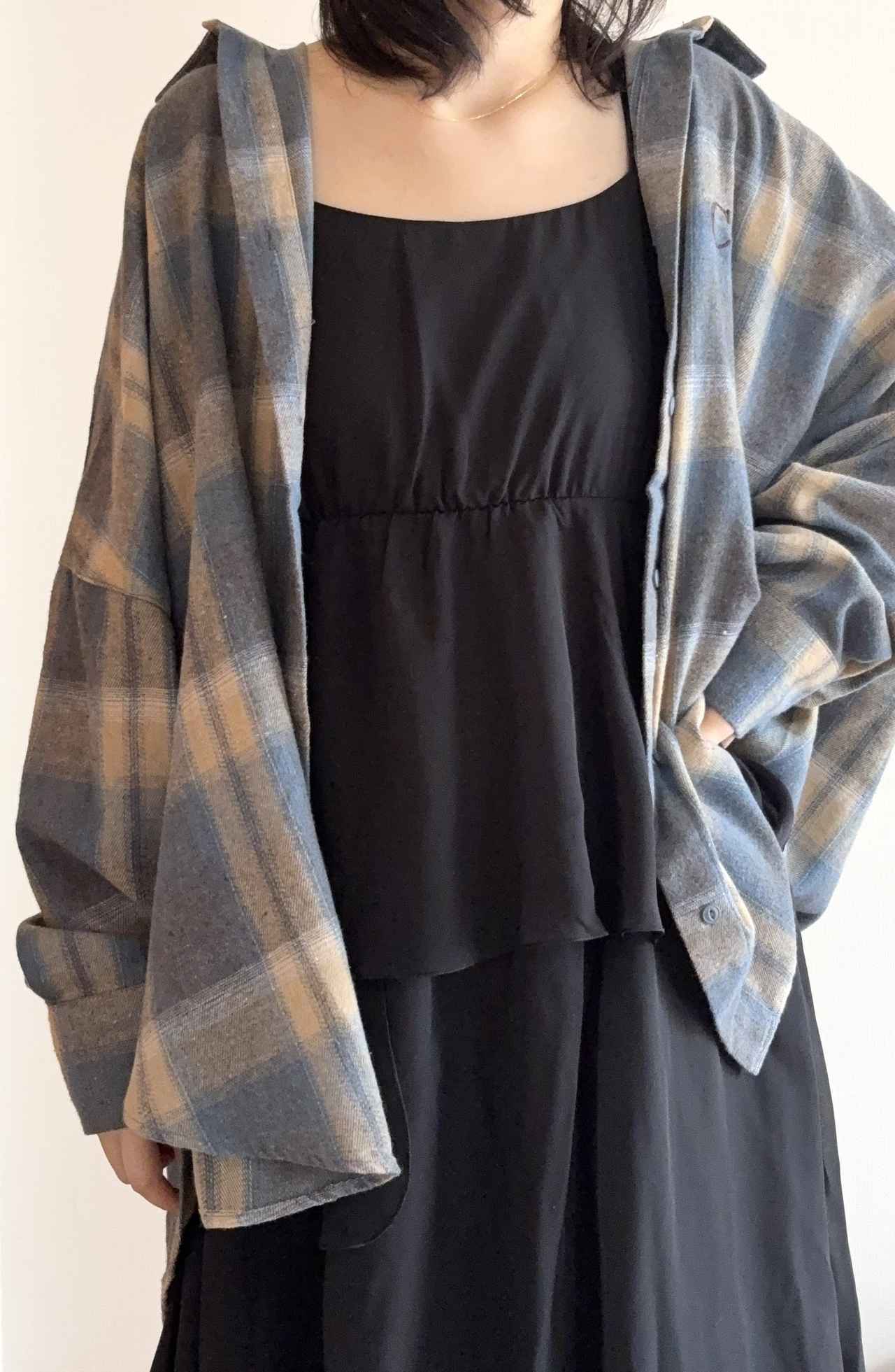 画像: チェックシャツ ✕ 黒ワンピース