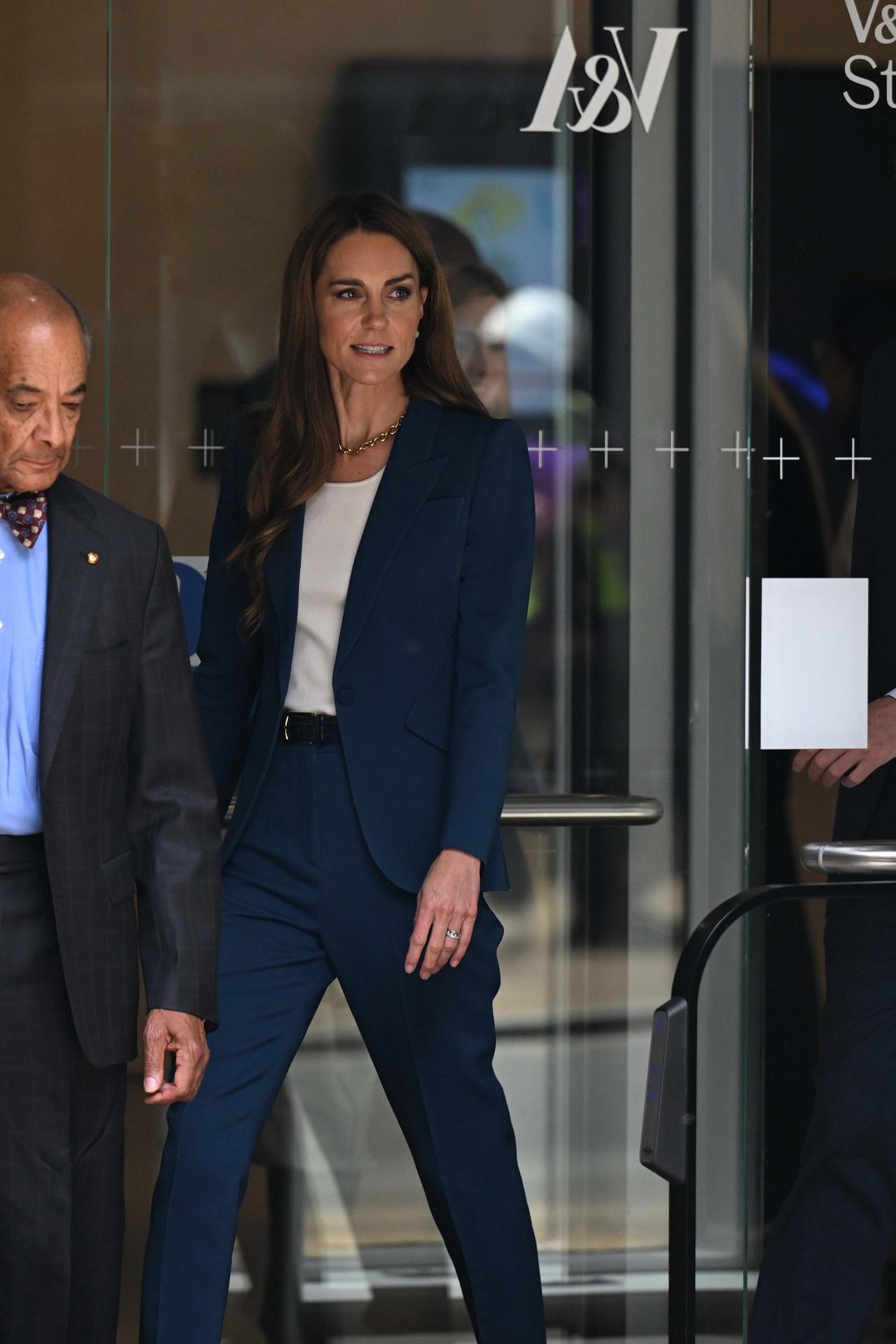 画像: ロイヤルブルーで知的 ＆ クリーンに