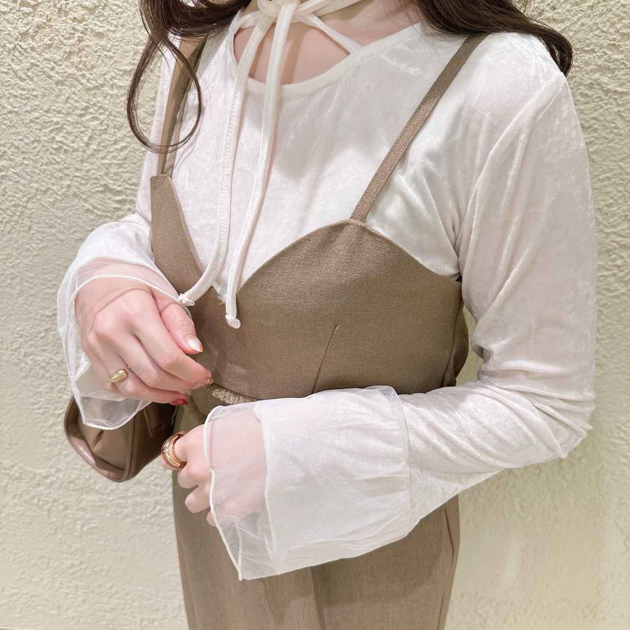 画像: チュール袖が生み出す抜け感と華やかさ