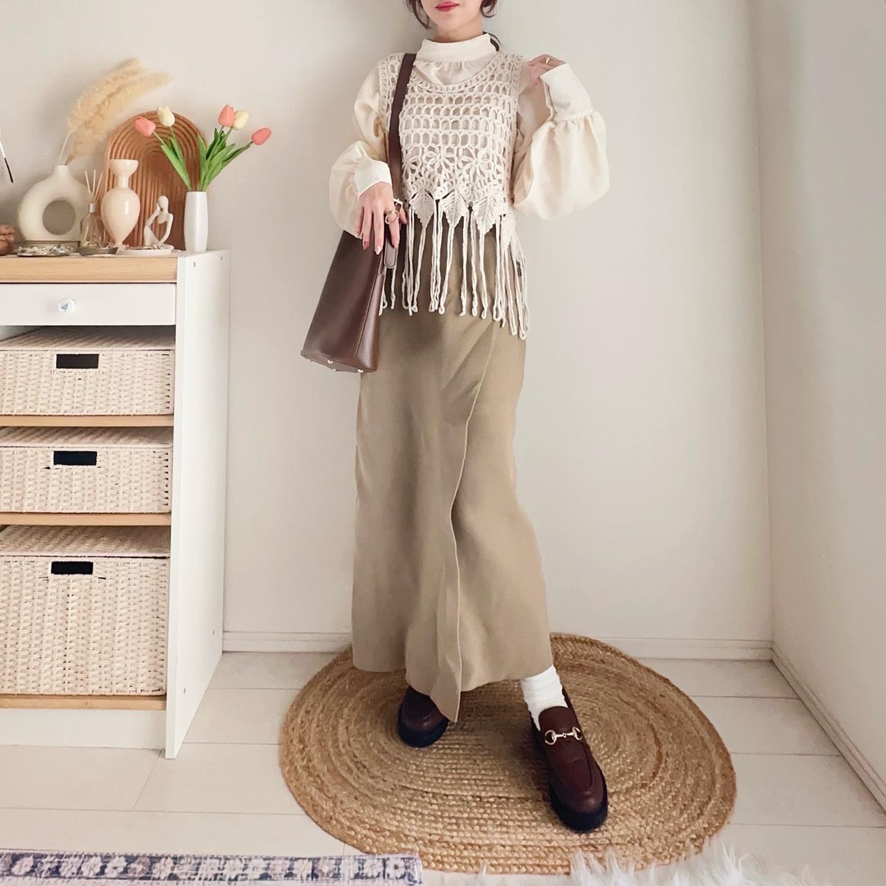 画像: ブラウスにベストを重ねたナチュラルコーデ