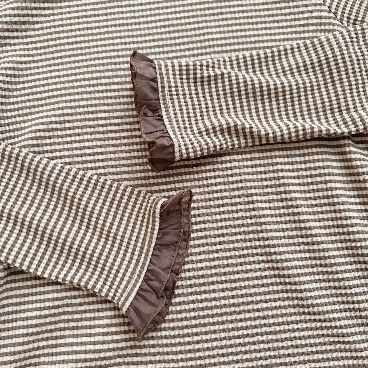 画像: 袖のフリルでさりげなく甘さをプラス