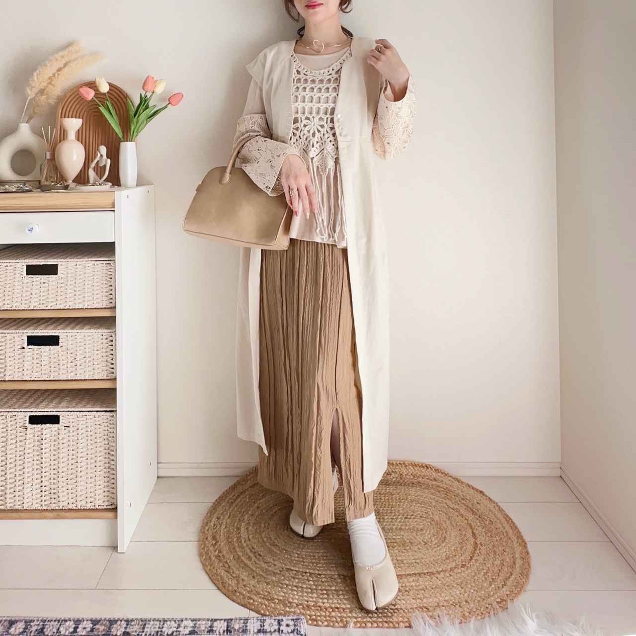 画像: ロングジレを重ねてきれいめな印象に