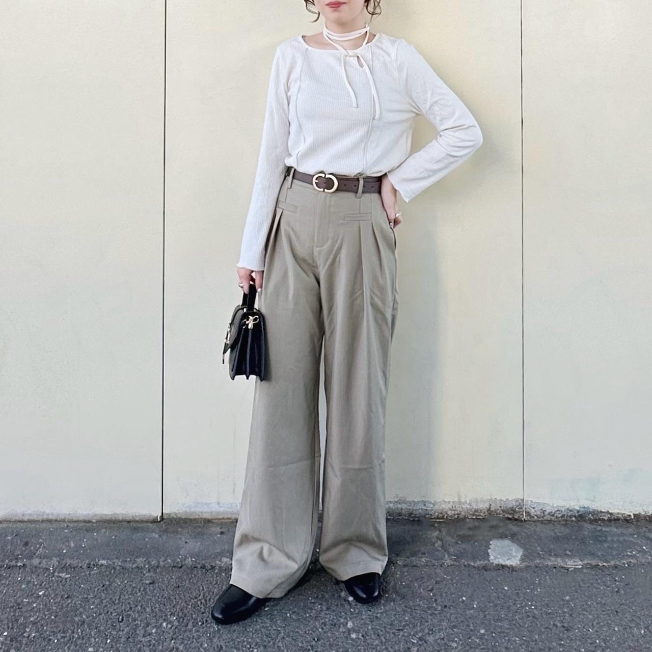 画像: ロンT ✕ タックパンツでシンプルコーデ