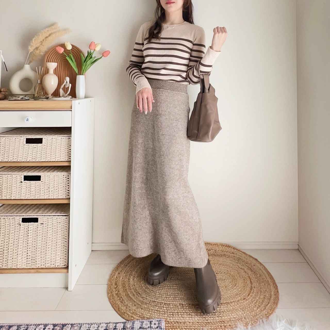 画像: 淡色でまとめたやさしい印象のニットコーデ