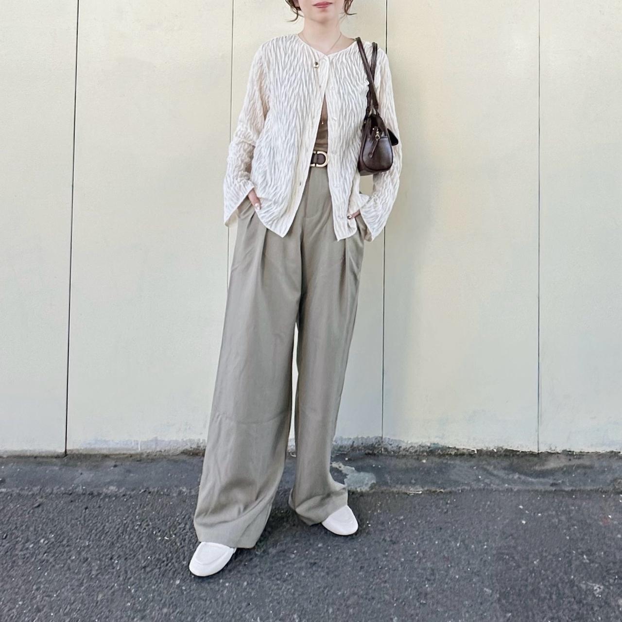 画像: カーディガン ✕ タックパンツで大人かっこよく