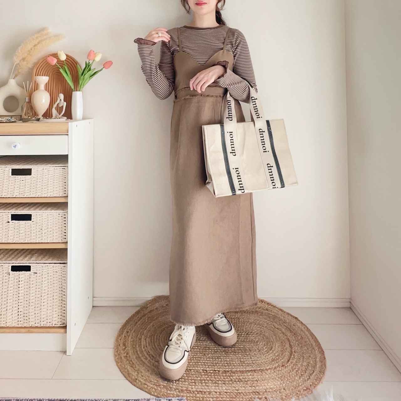 画像: キャミワンピースとのレイヤードでカジュアルダウン