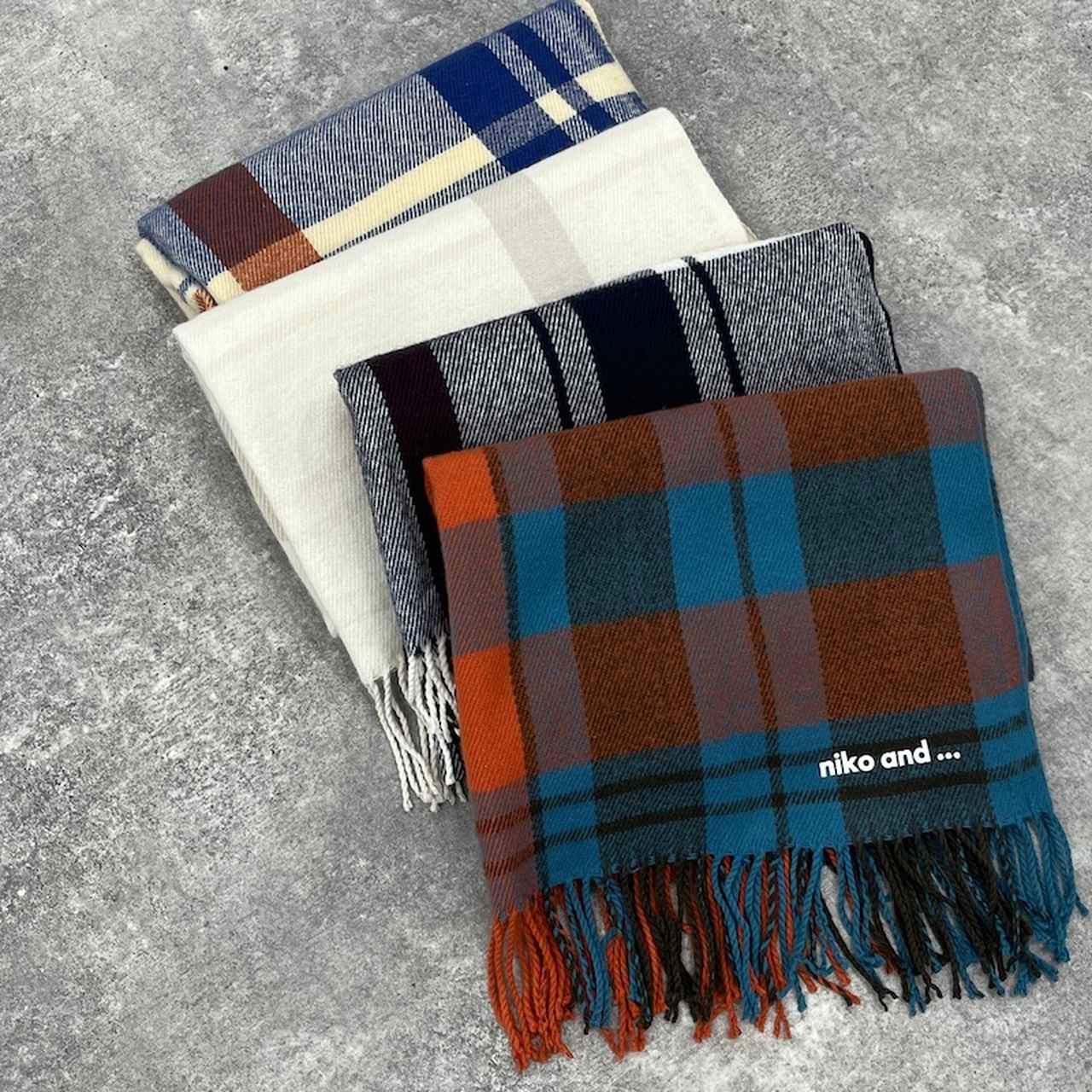 画像: オリジナルチェックストール（ブルー/オレンジ、オフホワイト、ブラック、オレンジ/グリーン）各¥3,300 出典：ニコアンド