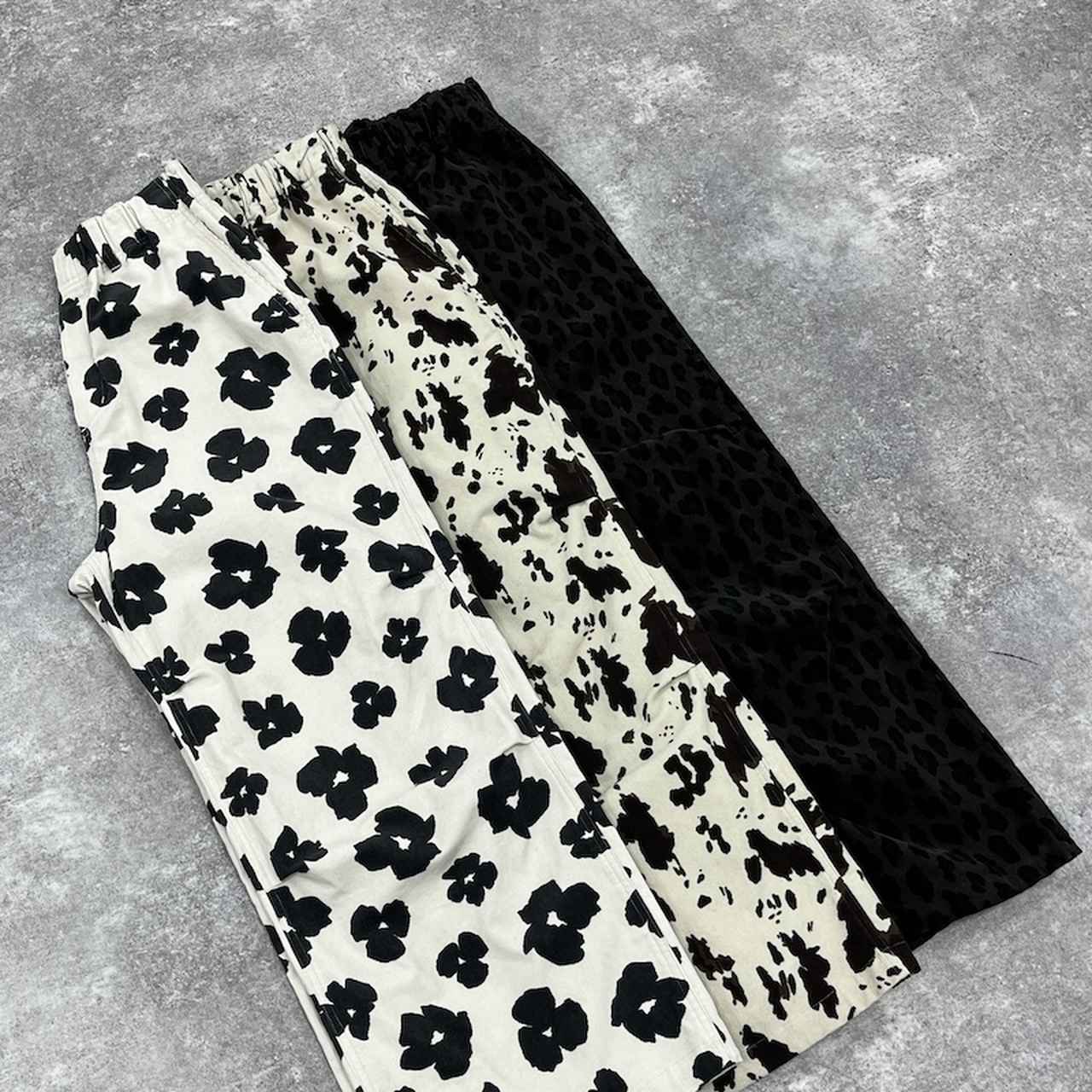 画像: プリントコーデュロイパンツ（アイボリー/カウパターン/チャコール）各¥6,000 出典：ニコアンド