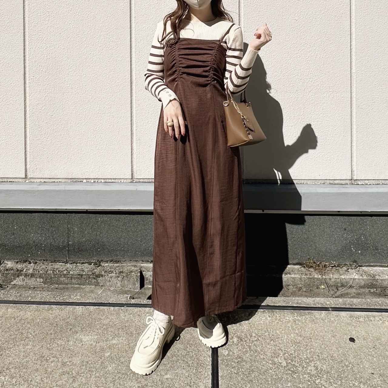 画像: キャミワンピースと合わせたきれいめコーデ