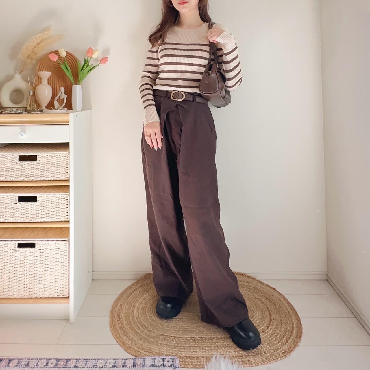 画像: タックパンツにニットのシンプル合わせ