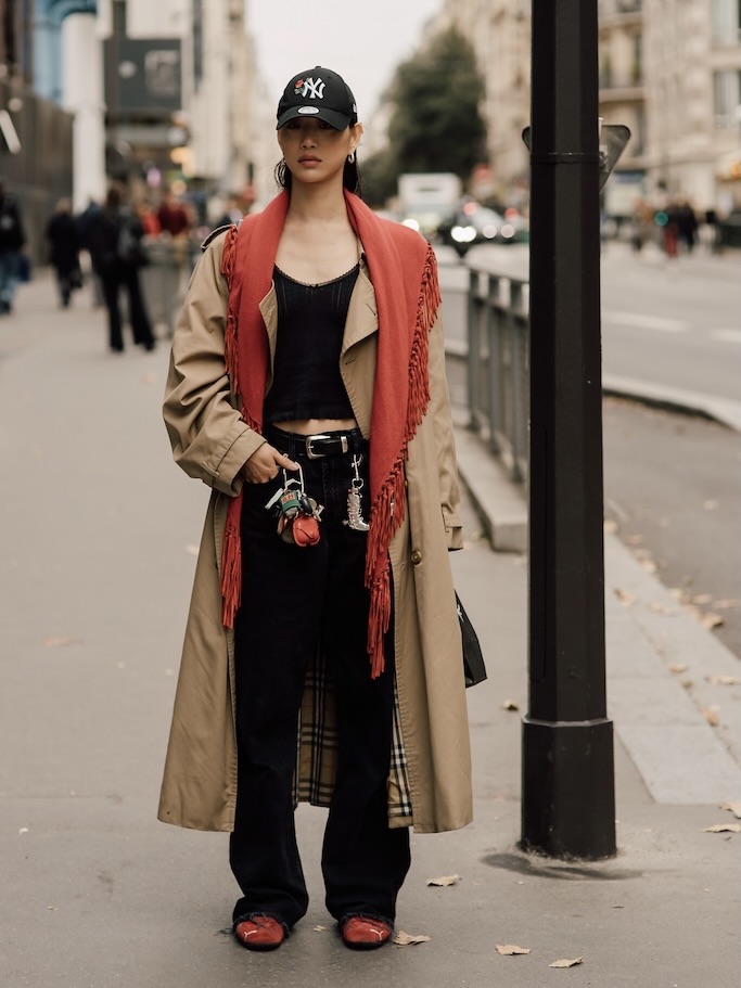 画像: 定番トレンチを小物で軽やかにアップデート