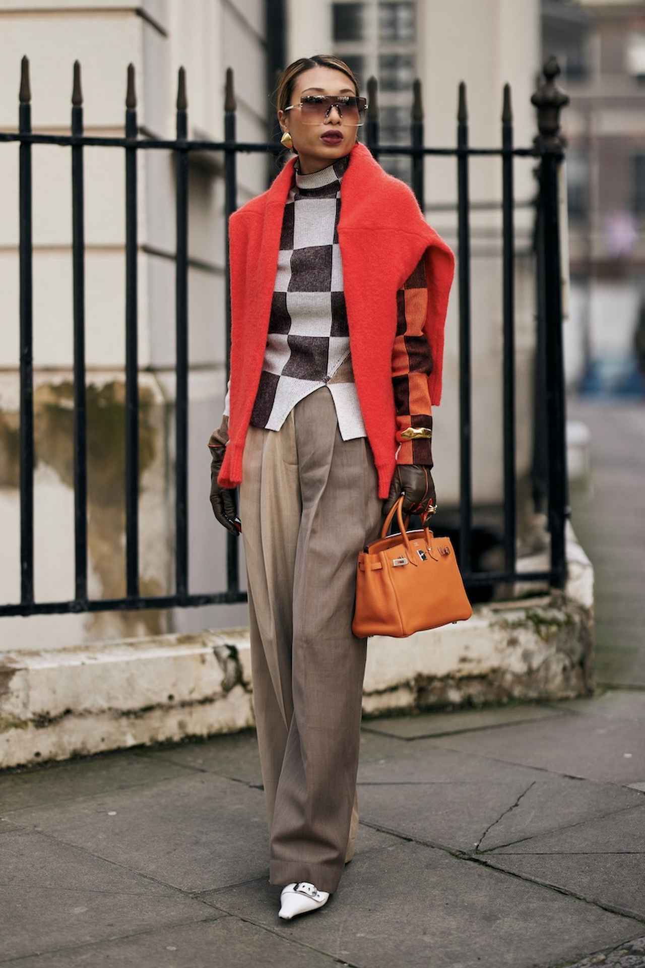 画像: ブラウンの手袋を暖色コーデに溶け込ませる