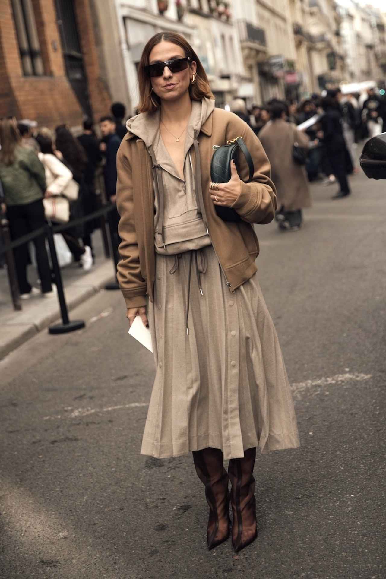 画像: ベージュのグラデーションにモダンブーツを添えて