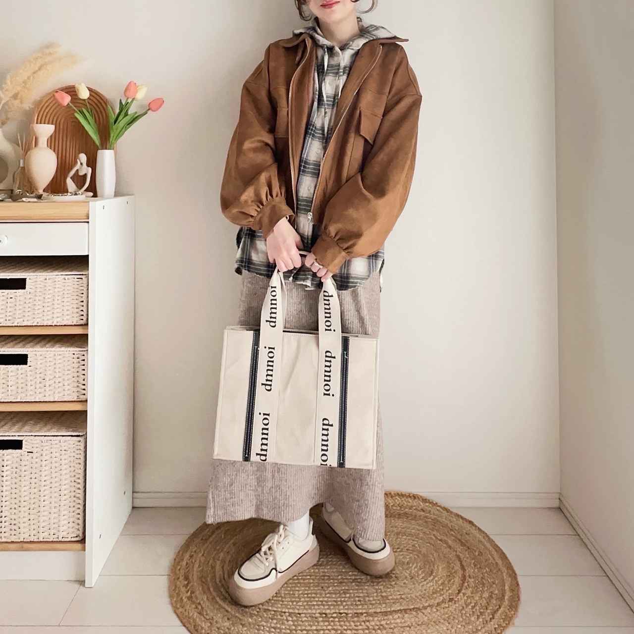 画像: チェックシャツ ✕ レザージャケットの秋カジュアル