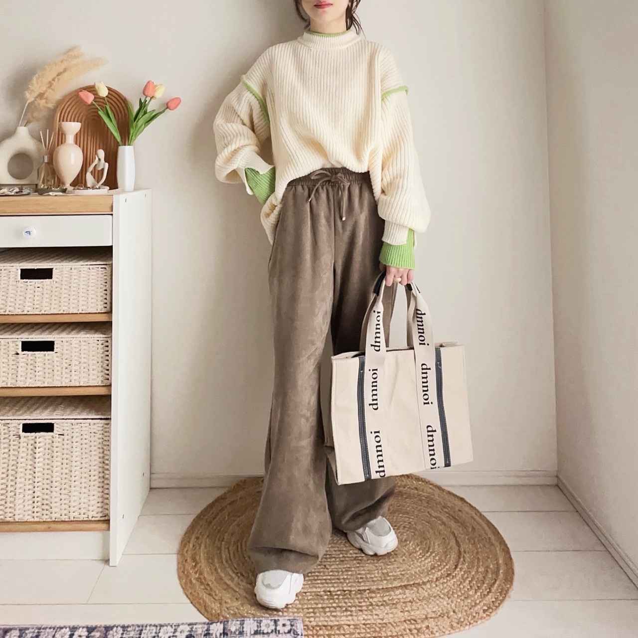 画像: スニーカー ✕ トートバッグでカジュアルに