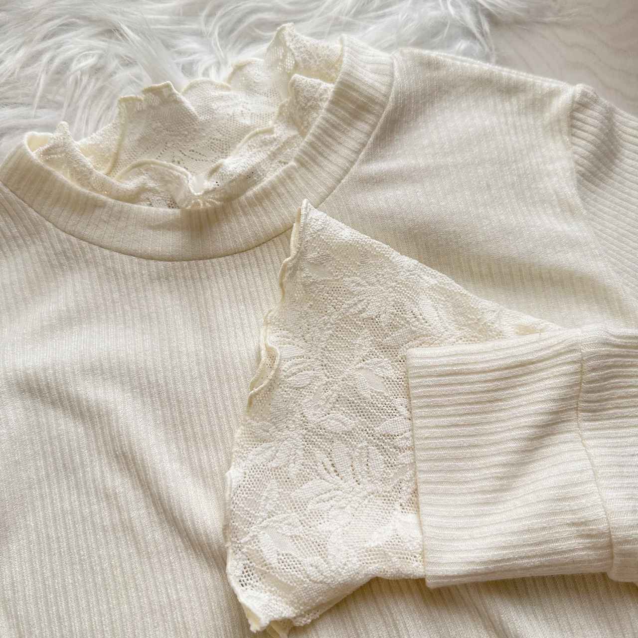 画像: 襟元と袖口のレースがポイント