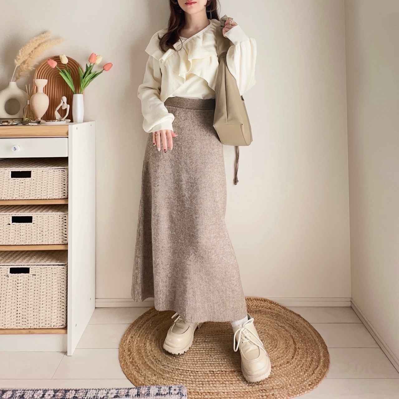 画像: フリルトップスでつくる淡色きれいめスタイル