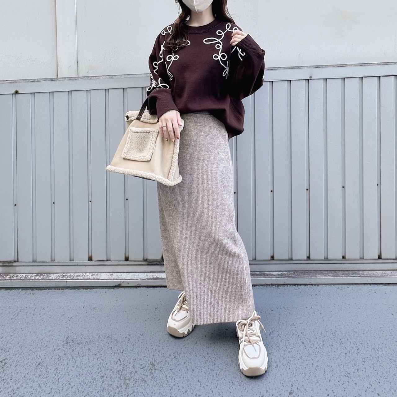 画像: 濃色トップスとも好相性のやわらかカラー