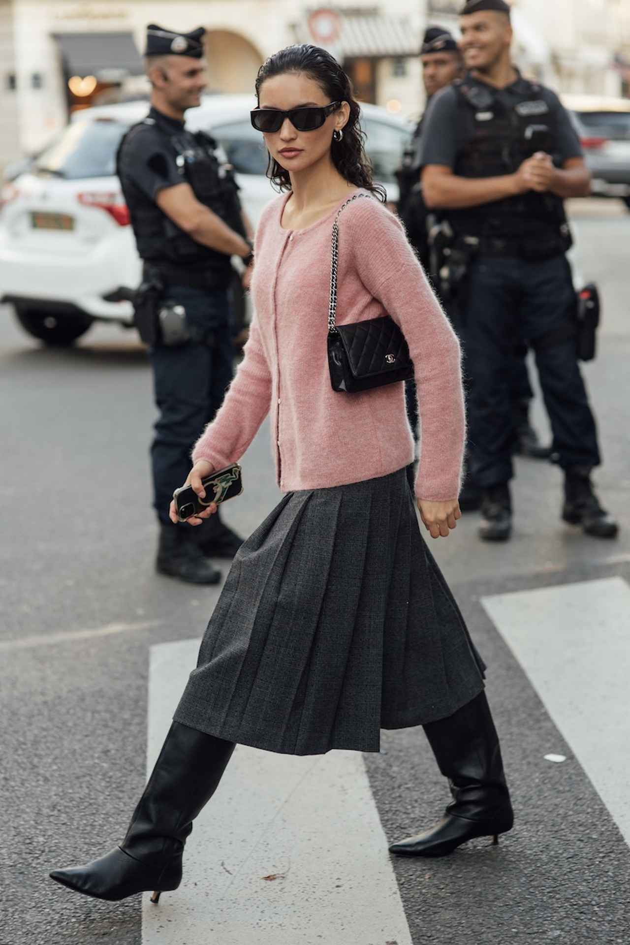 画像: ピンクの甘さをセーブしてモダンに着こなす