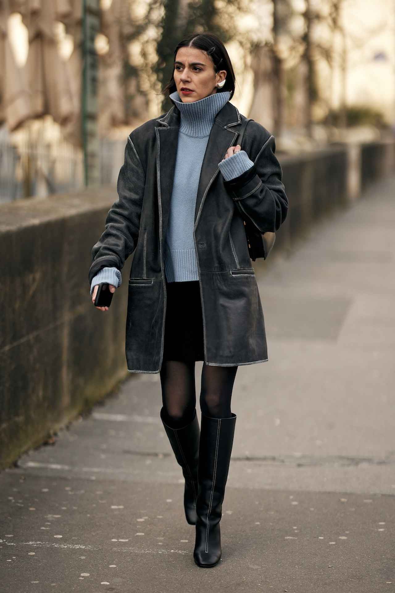 画像: 寒色ブルーならフェミニンな組み合わせも格好良い