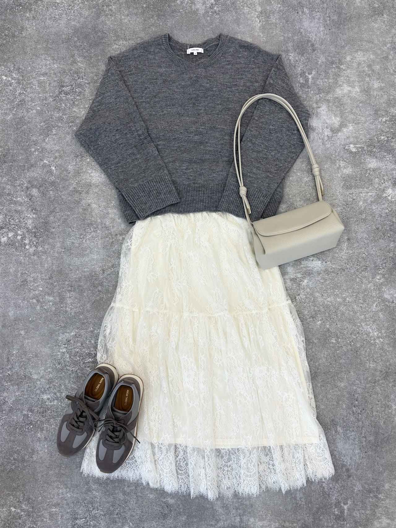 画像: フワフワHugmeレーススカートSET/580927（ミドルグレー×アイボリーレーススカート）¥7,990、スペ軽お財布ショルダー2/580785（アイボリー）¥3,990、エアかるクラシックスニーカー/577724（グレー）¥4,990（すべてグローバルワーク）  出典：グローバルワーク