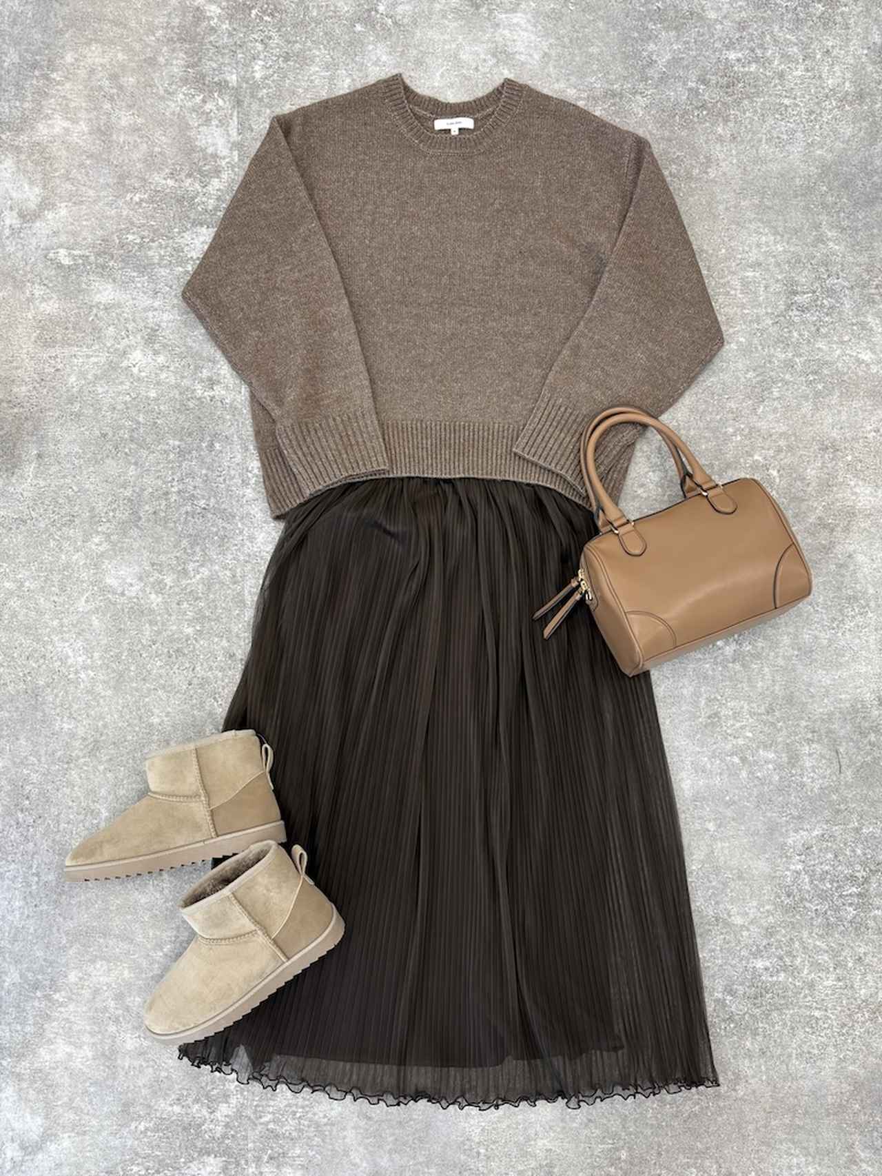 画像: フワフワHugmeプリーツスカートSET/580923（ライトブラウン×ブラウンスカート）¥7,990、2WAYミニボストン/595750（ブラウン）¥5,490、フワモコレインムートンブーツ/611136（ベージュ）¥4,990 ※12月初旬発売予定（すべてグローバルワーク）  出典：グローバルワーク