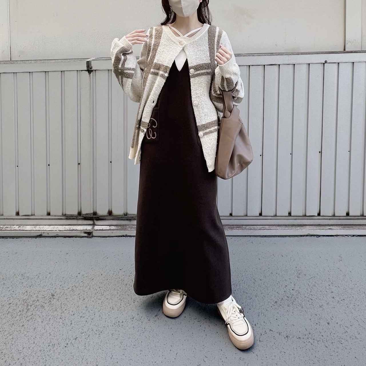 画像: 淡色カーディガン ✕ ゆるシルエットでやわらかカジュアル