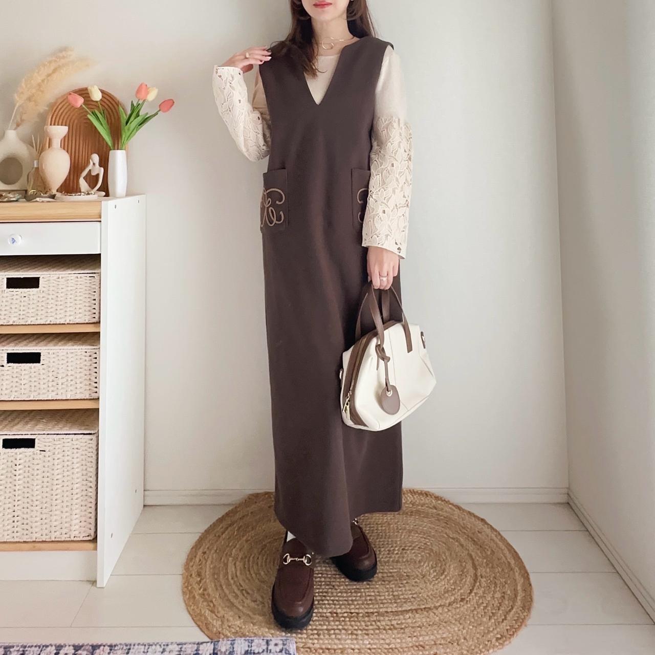 画像: レース袖トップスで華やかさを