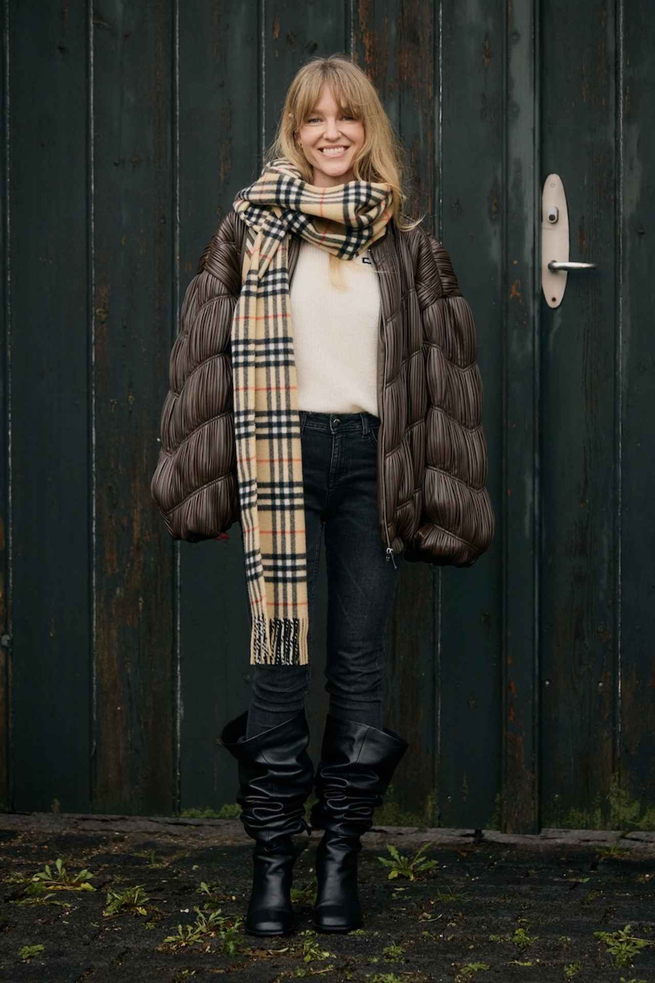 画像: 定番チェック柄マフラーの存在感を押し出す