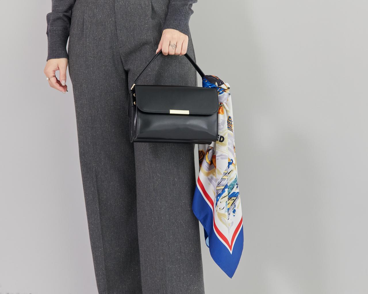 画像: 揺れるスカーフで装いにリズムをつけて