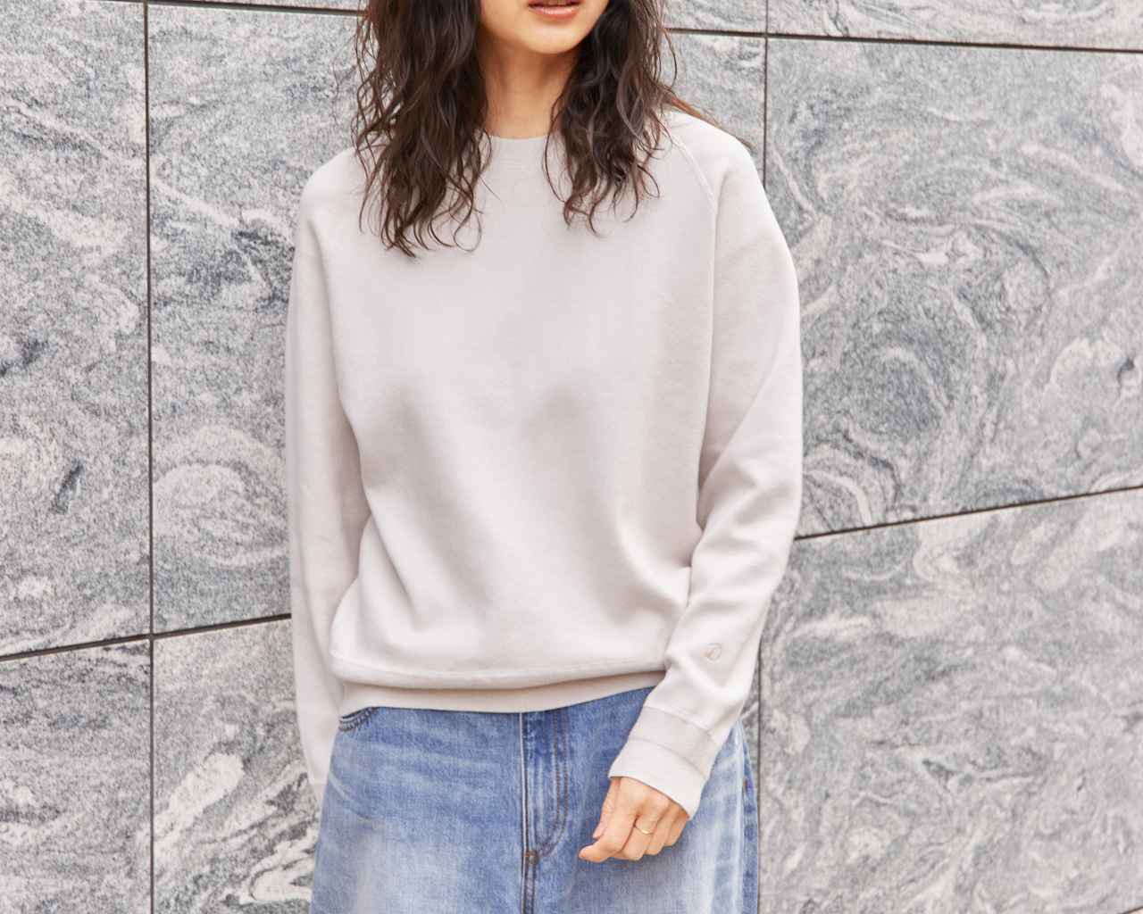 画像: シンプルなニットこそ上質に