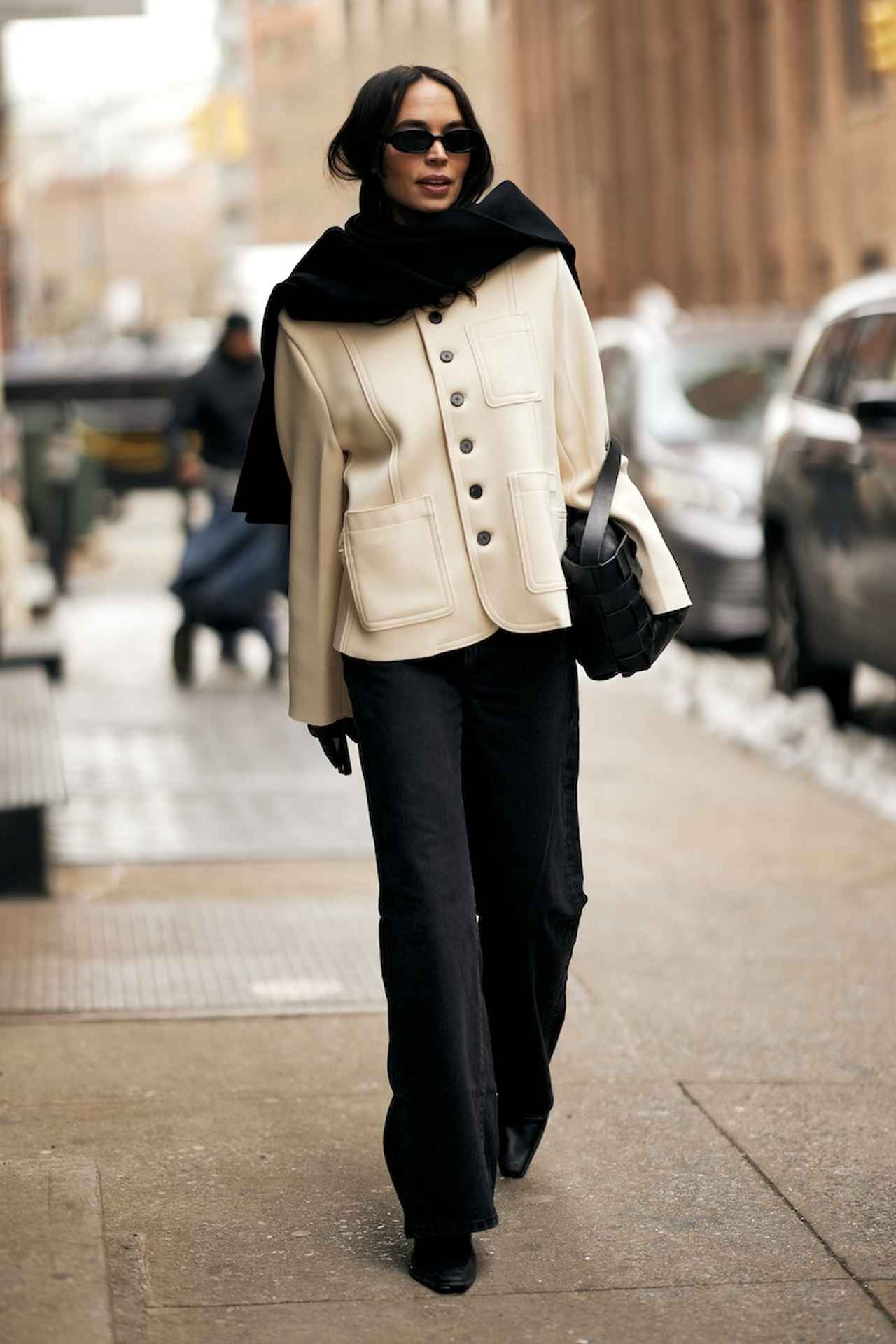 画像: 黒マフラーをラフに流してミニマルシックを体現