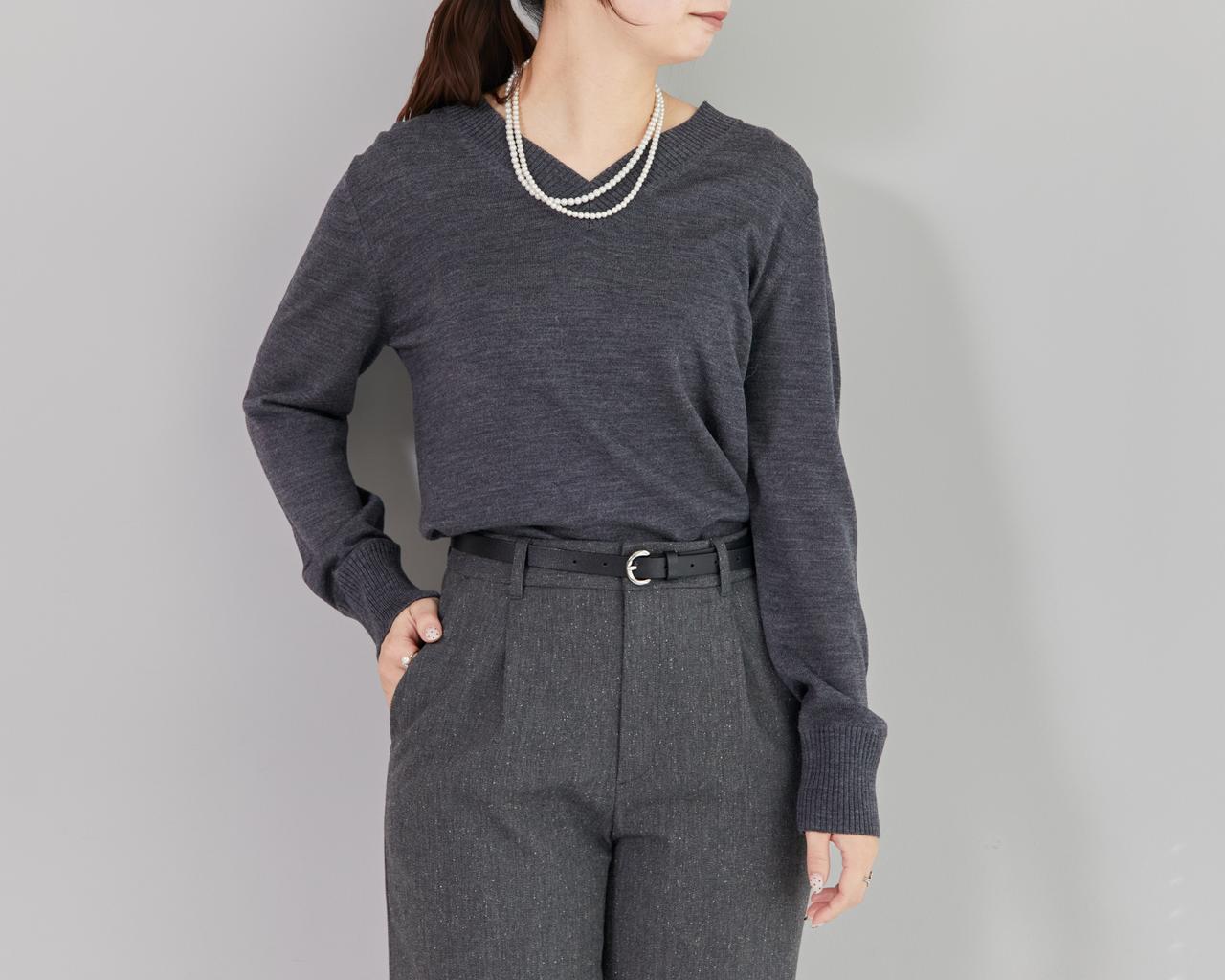 画像: 首元を美しく見せるVネック