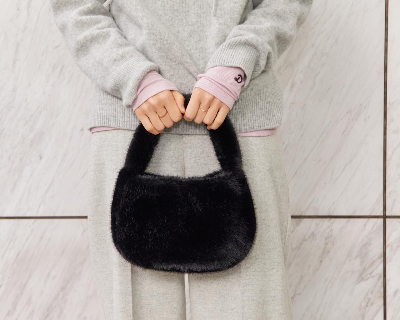 画像: 小さめファーバッグで季節感もアクセントもプラス