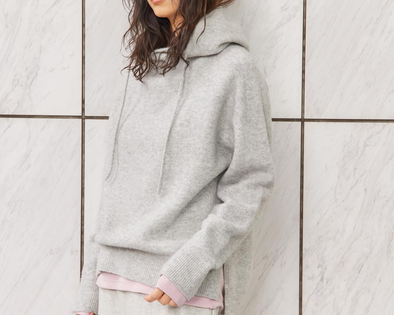 画像: カジュアルなアイテムを素材でクラスアップ