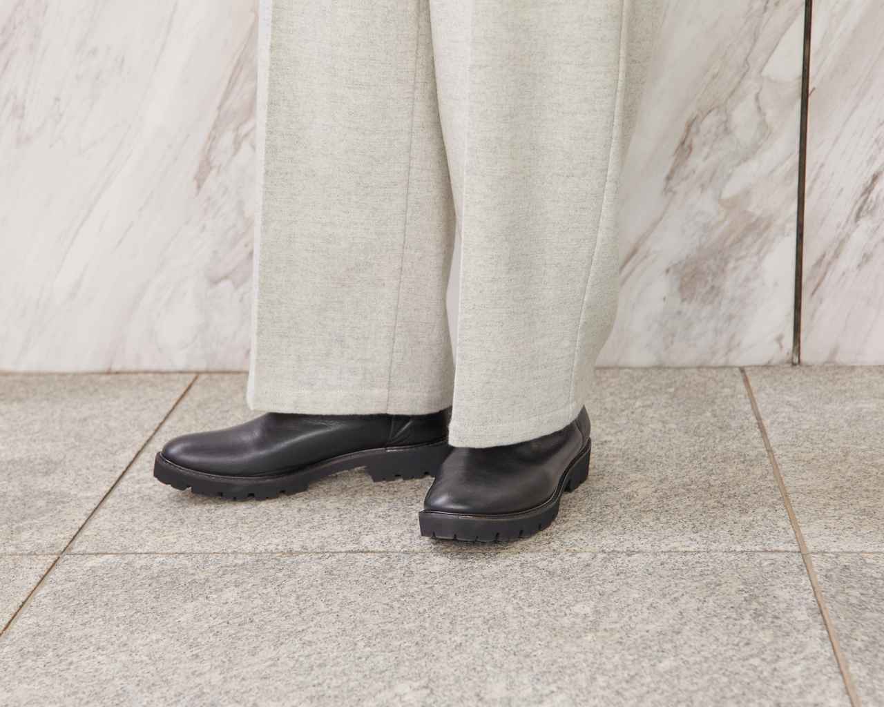 画像: 足元にはブーツでボリュームをプラス