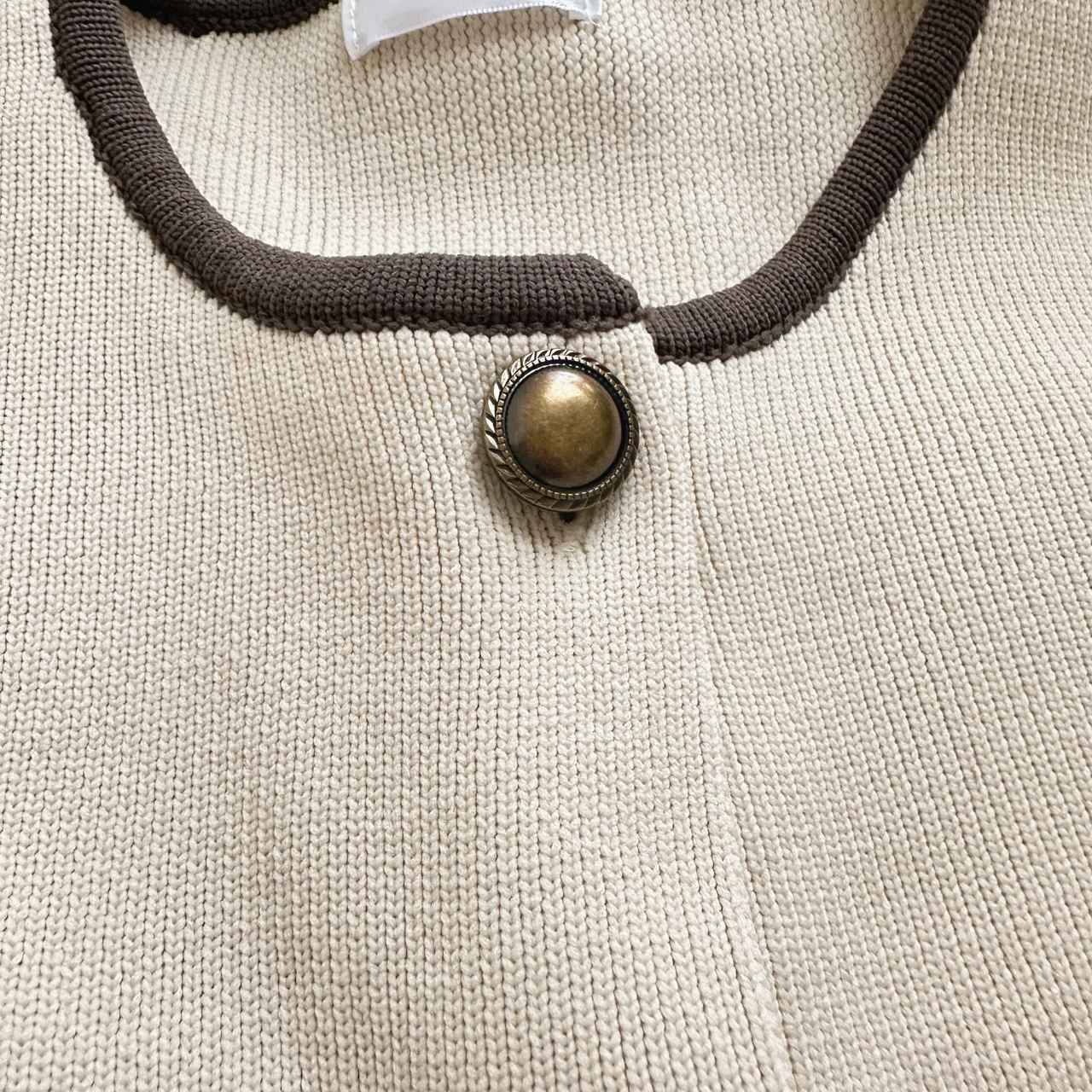 画像: クラシカルに映える高見えボタン