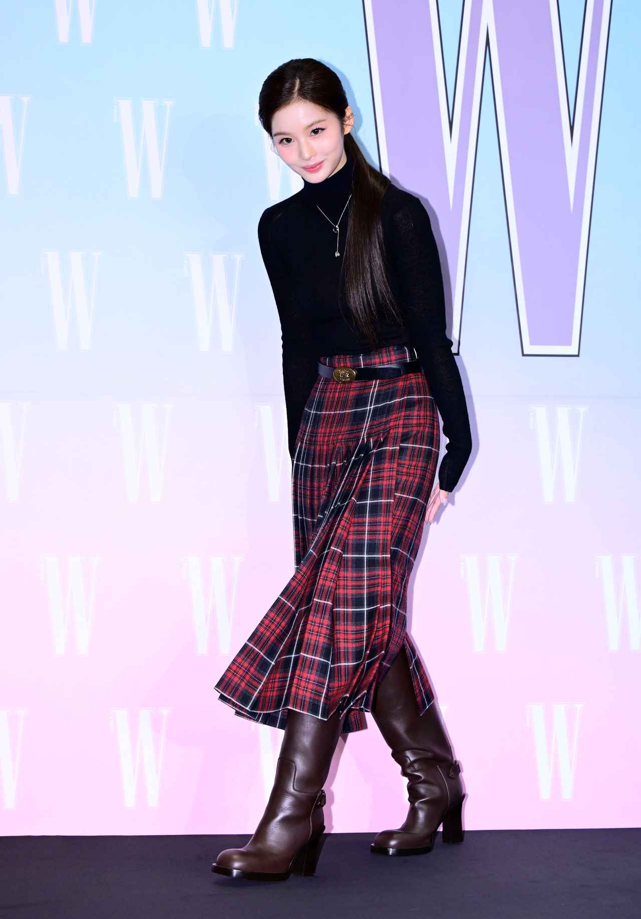 画像: 【NMIXX ソリュン】王道アイテムを重ねた正統派プレッピー