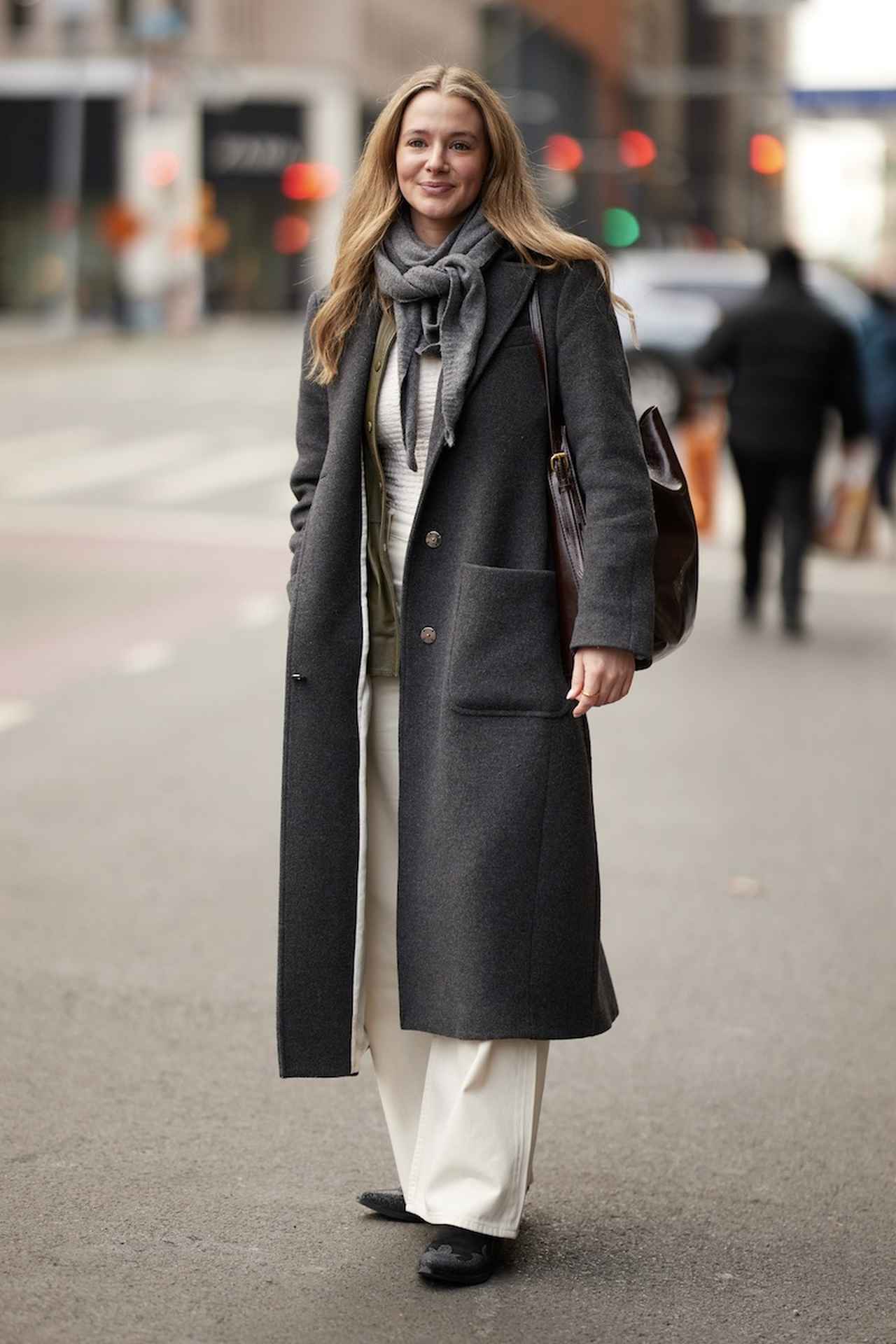 画像: ニットスカーフを添えてぬくもりを補う