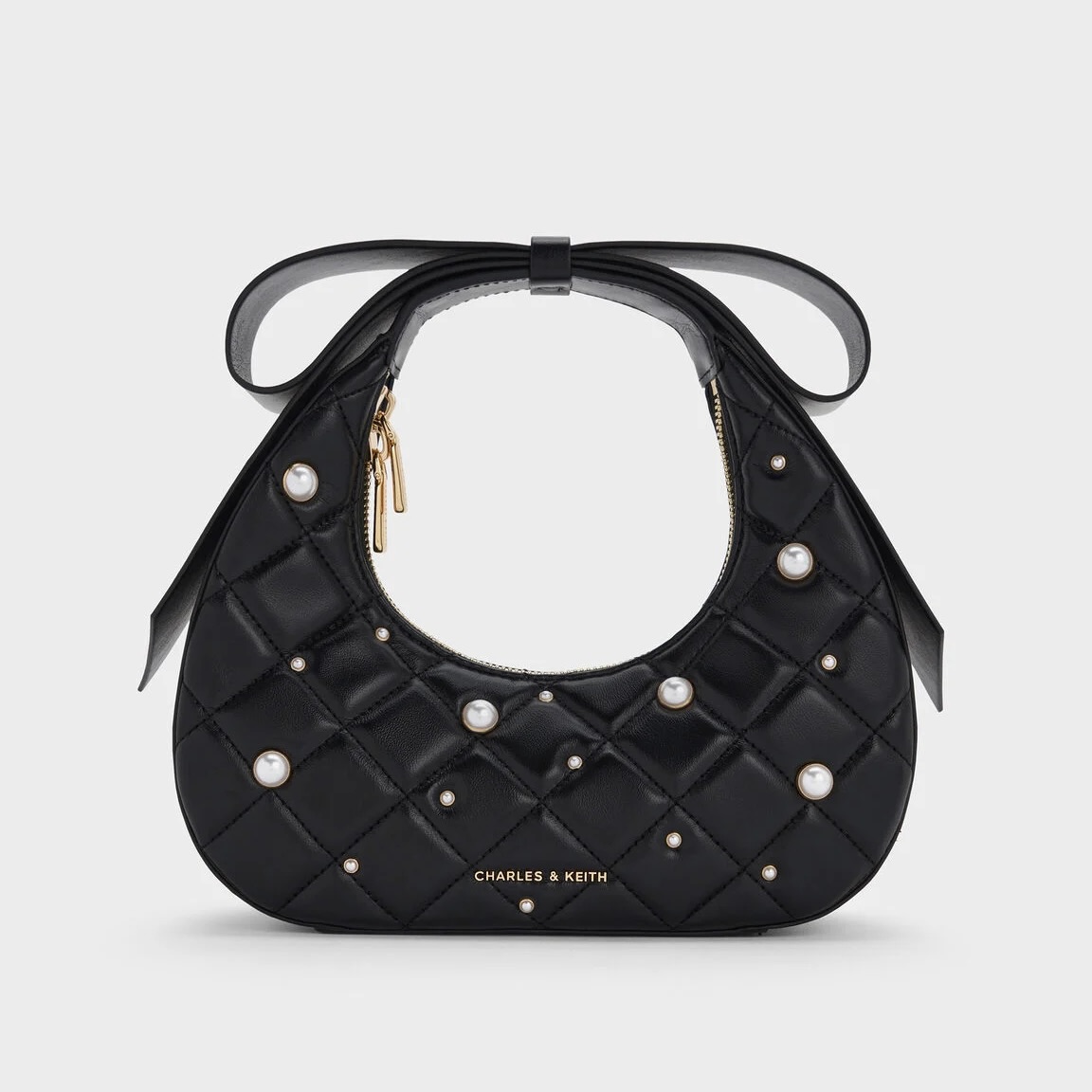 画像: Janie ジェイニー キルトパールエンベリッシュドボウハンドル クレセントバッグ(ブラック)¥12,900(チャールズ&キース)